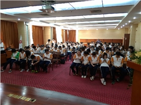 学员们认真听讲 学员们认真听讲